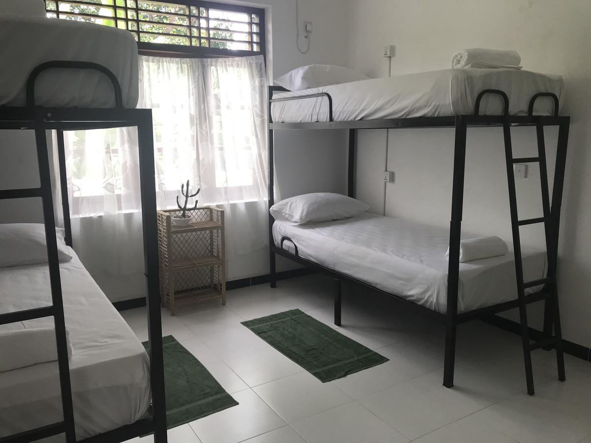 Bed & Bicycle Hostel Dehiwala-Mount Lavinia ภายนอก รูปภาพ