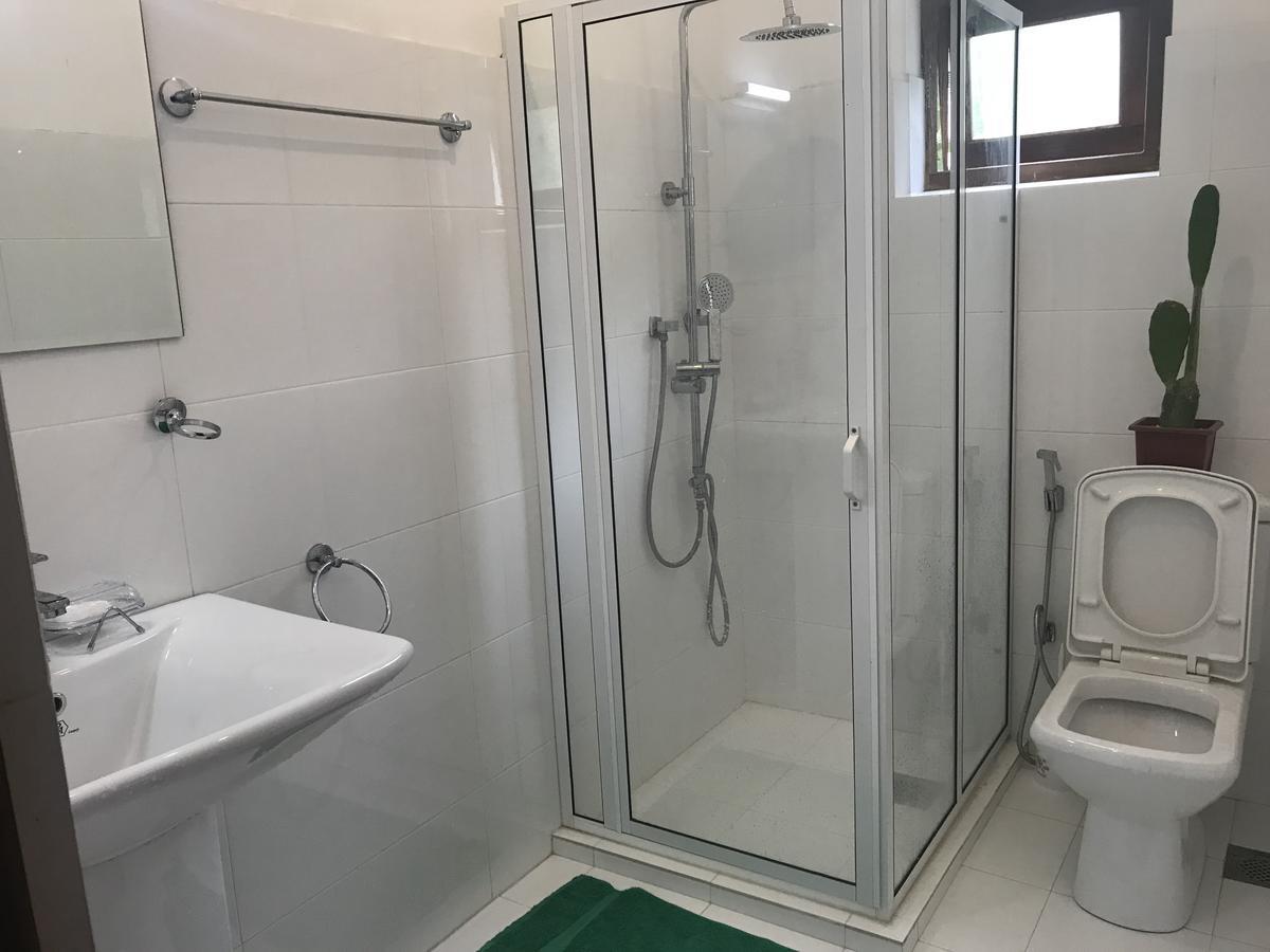 Bed & Bicycle Hostel Dehiwala-Mount Lavinia ภายนอก รูปภาพ