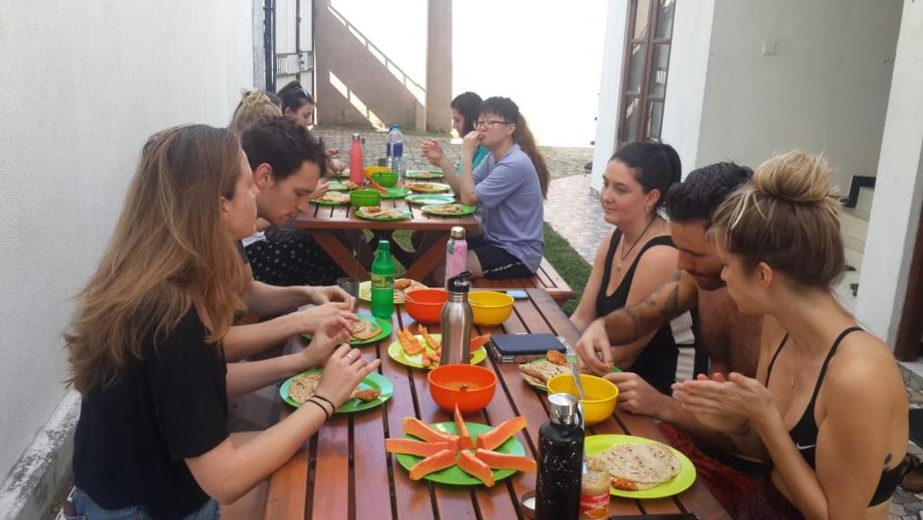 Bed & Bicycle Hostel Dehiwala-Mount Lavinia ภายนอก รูปภาพ